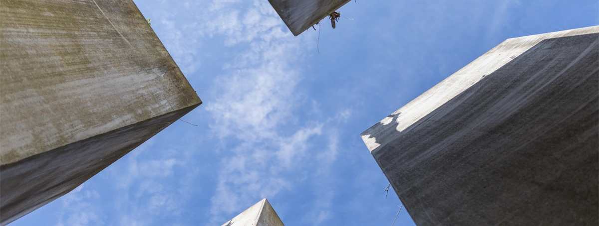 The image shows the concrete pillars (stelae) of the Garden of Exile at the Jewish Museum Berlin